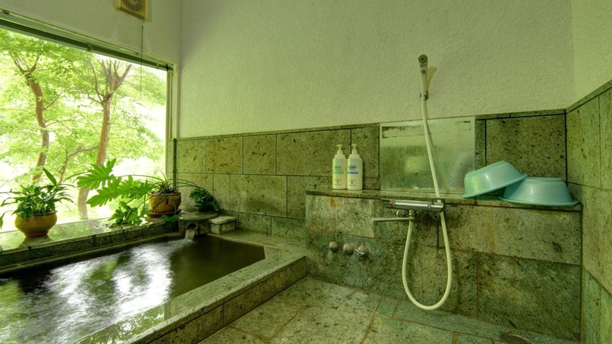 *貸切風呂／お湯は伊豆高原温泉。天然温泉100％です。