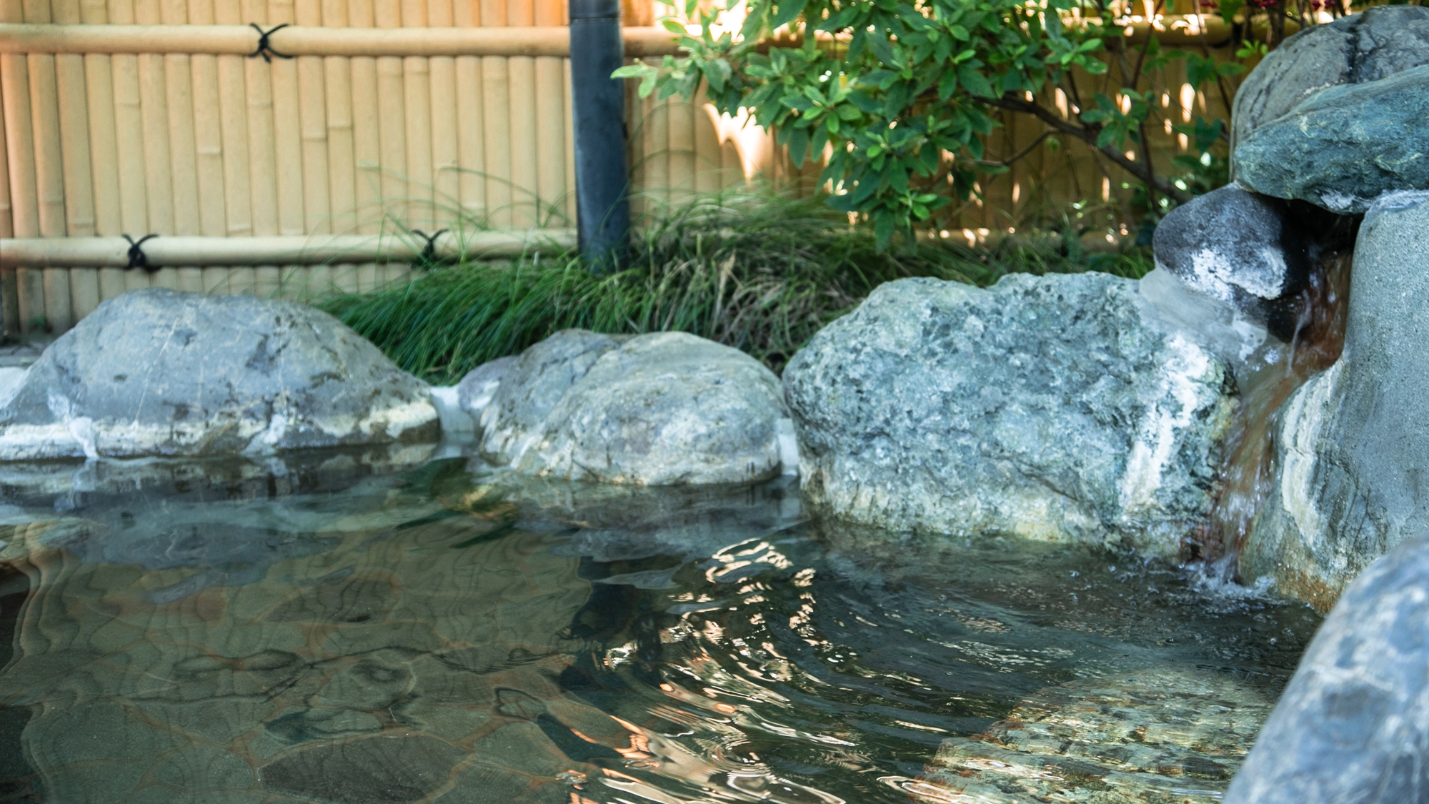 *【温泉露天風呂】貸切利用OKの露天風呂は湯舟が大き目で家族皆さん一緒にお入りいただけます。