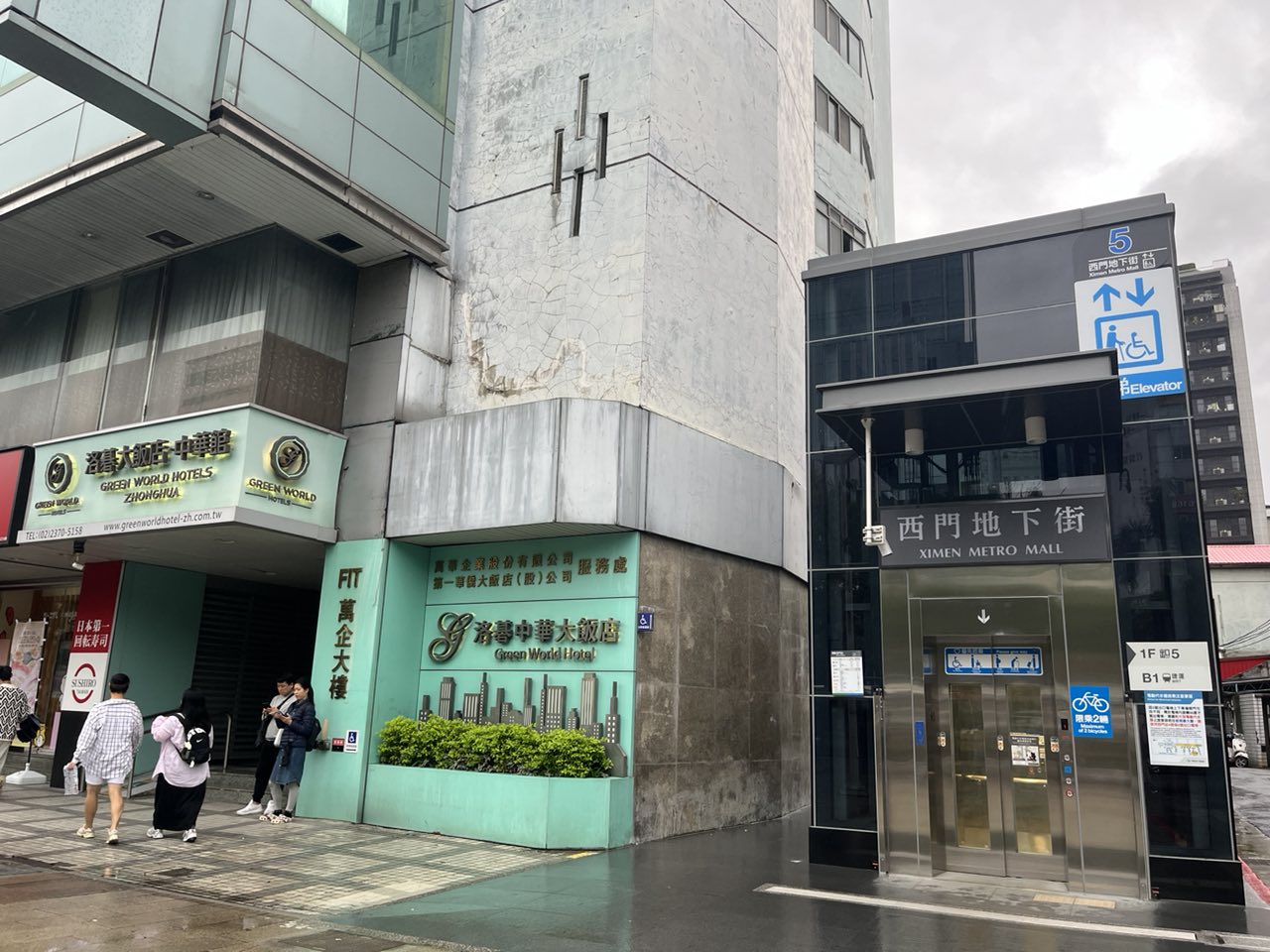 西門地下街5番出口(エレベーター)のすぐ隣　