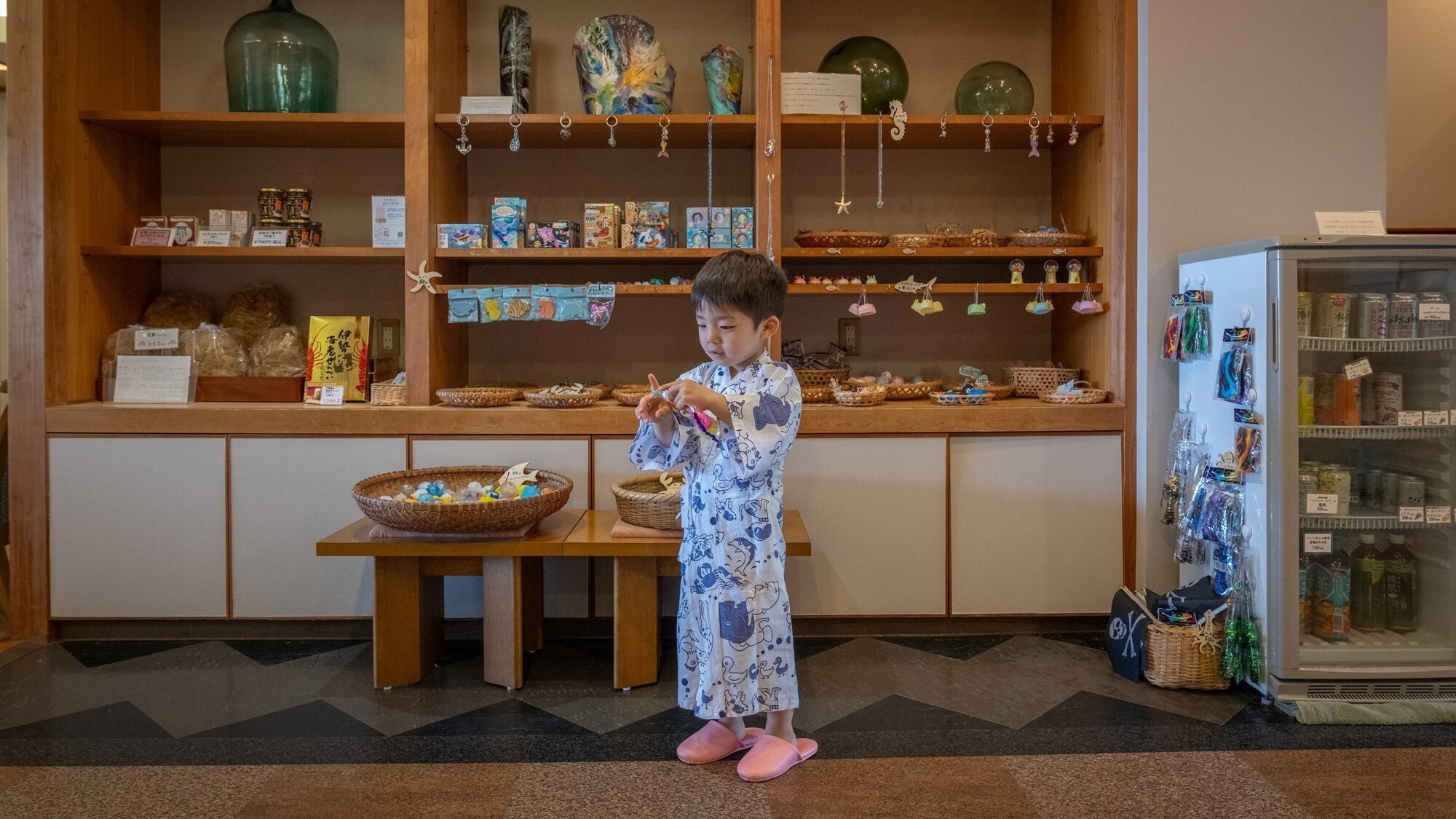 【売店】旅の記念に、かわいらしい雑貨や小物を選ぶ楽しみも。