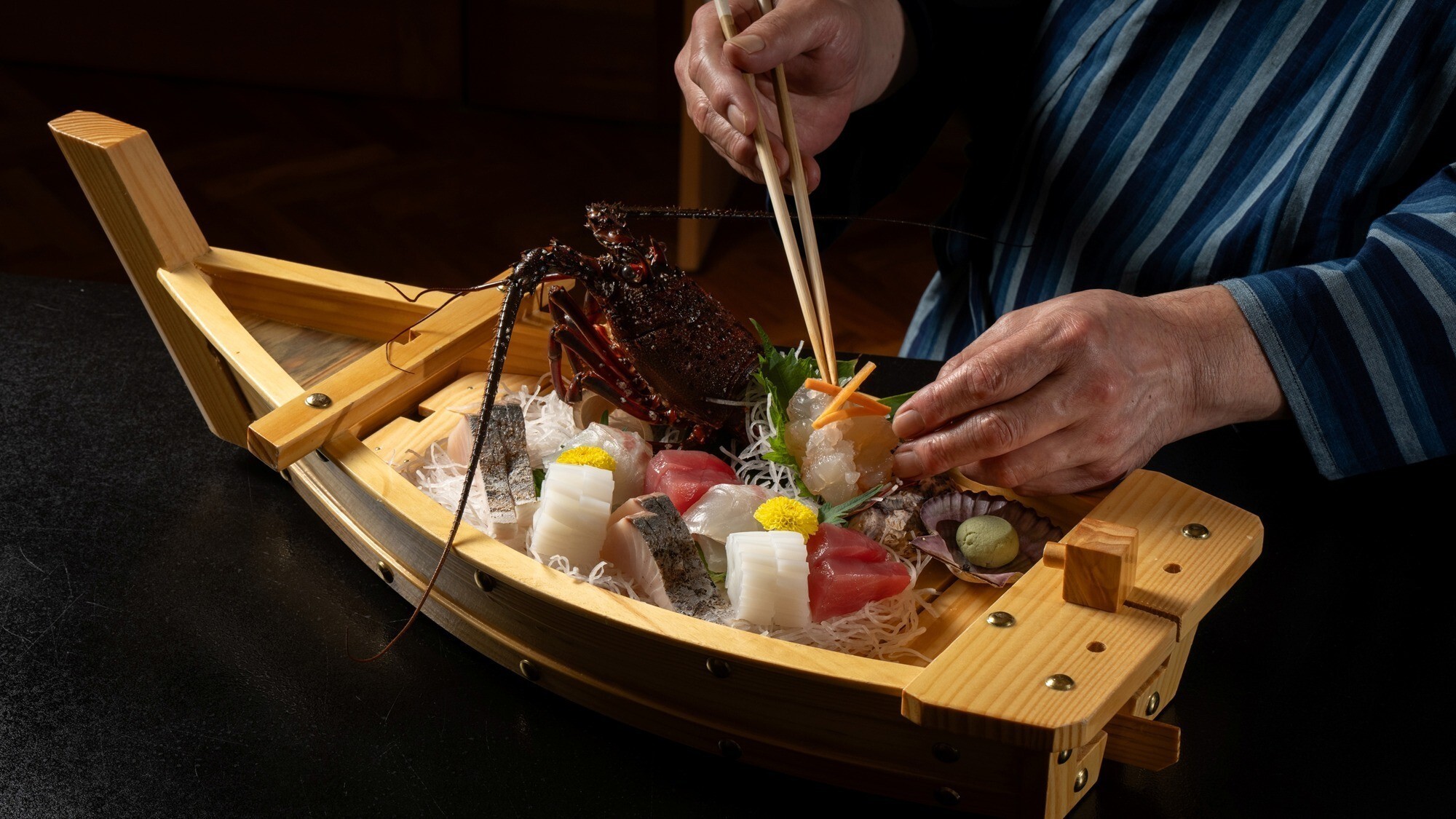 【夕食一例】伊勢海老をはじめ、海の幸を華やかに盛り込んだ会席料理。
