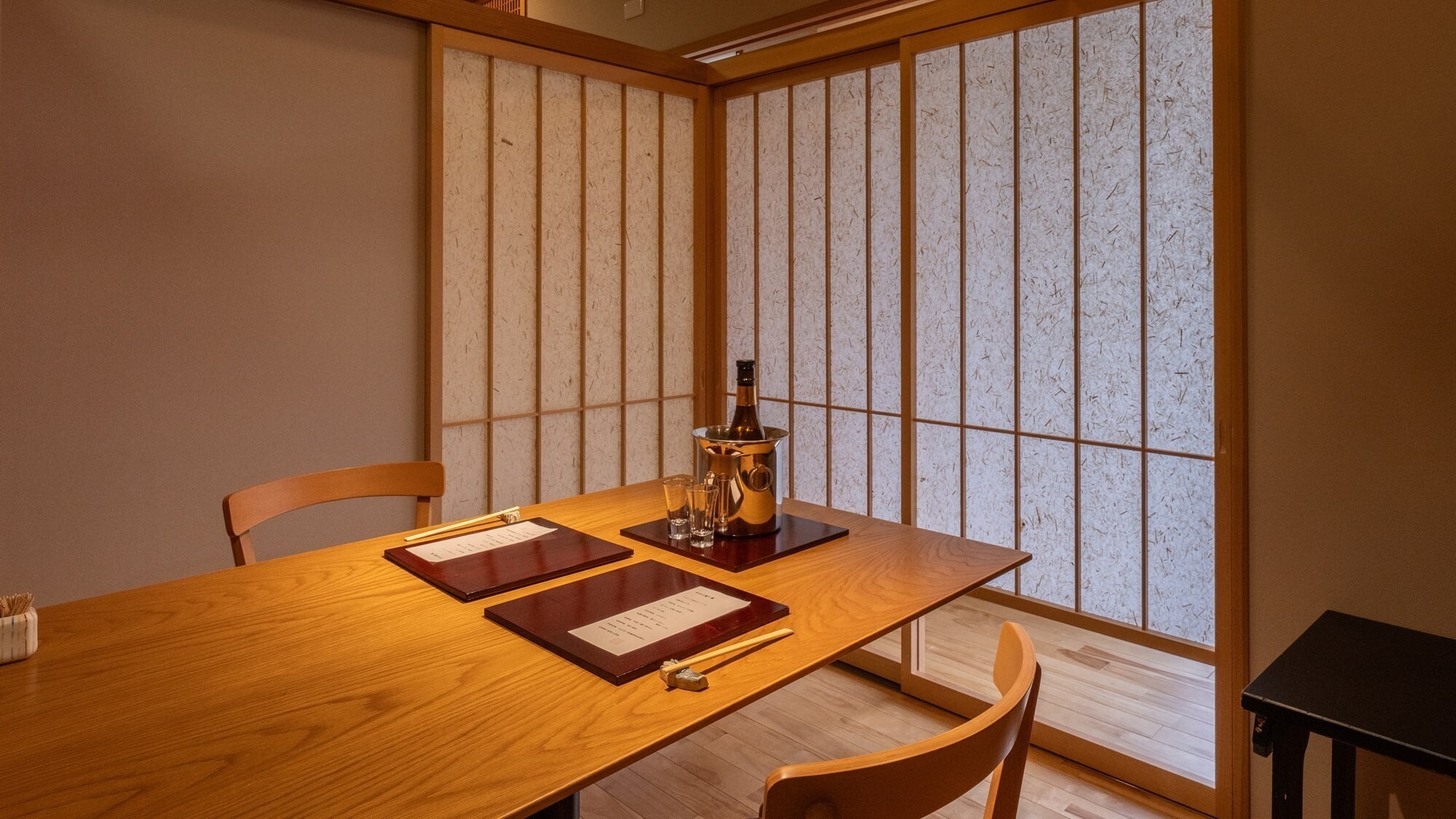 【食事処】お料理とともにお酒も楽しみながら、旅先ならではのゆったりとした夕食時間を。