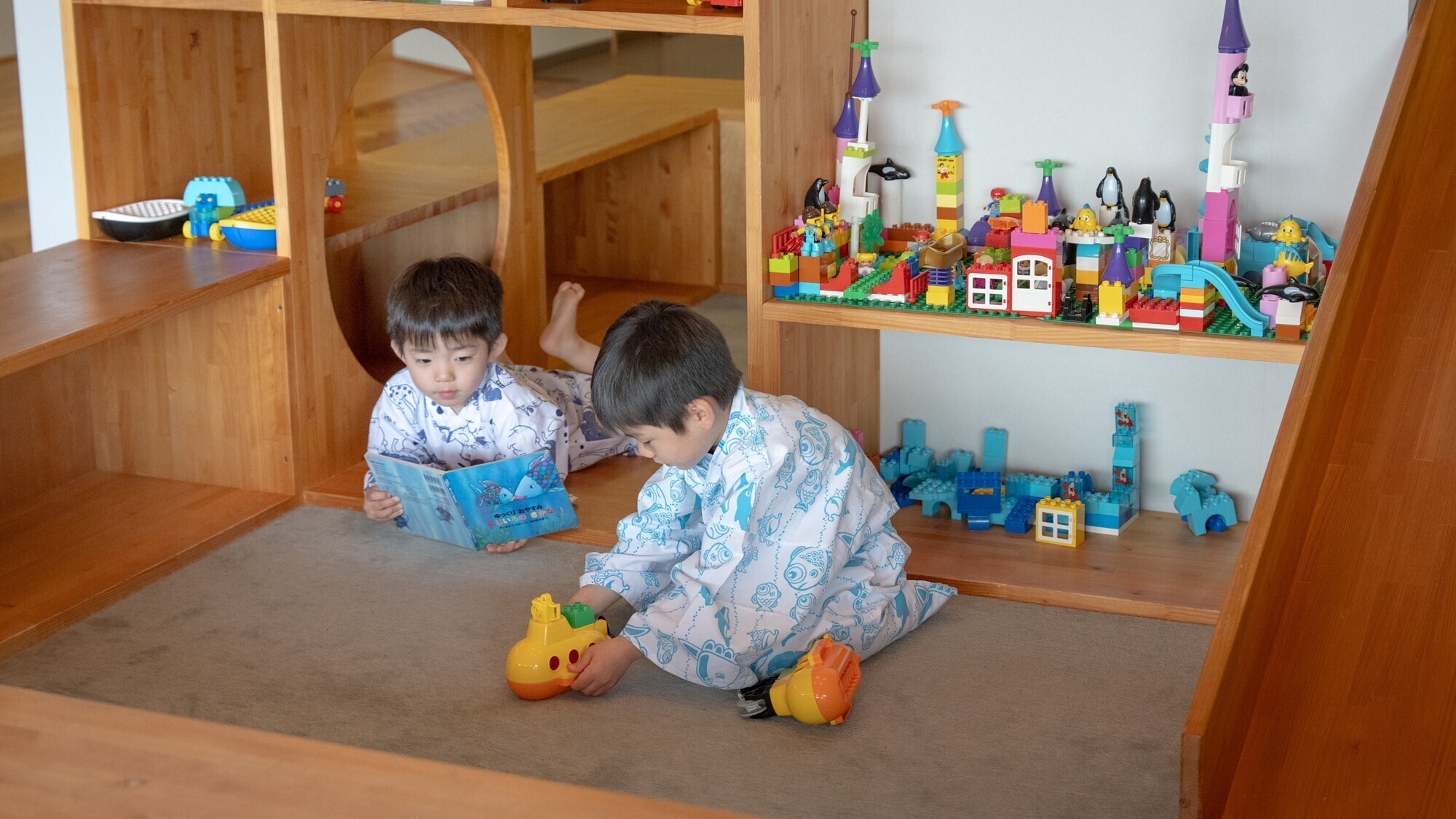 【ロビー】大人はひと息、子どもは夢中。家族それぞれに心地よいロビーです。