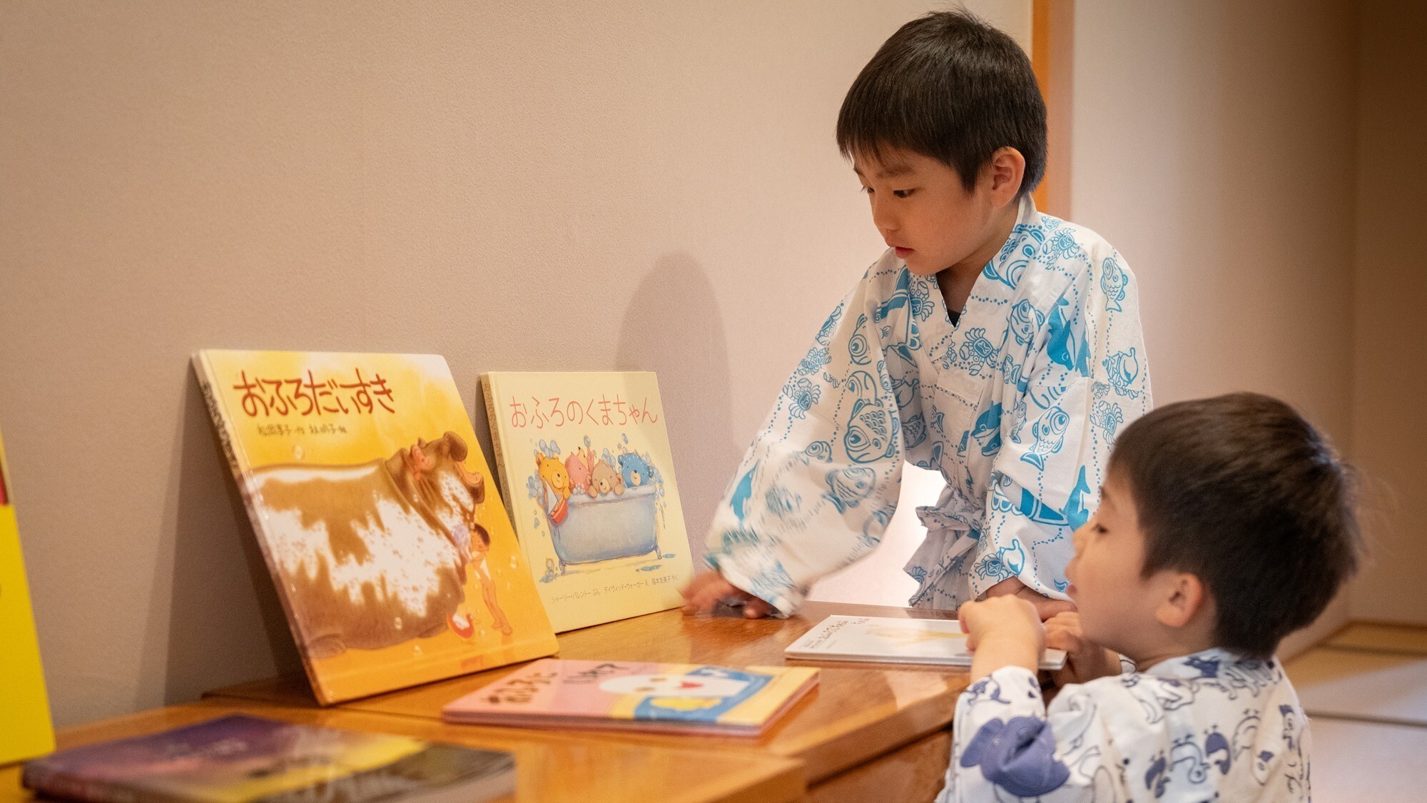 【ロビー】今日はどの本にしよう。旅館のロビーで楽しむ、子どもたちだけの小さな発見。