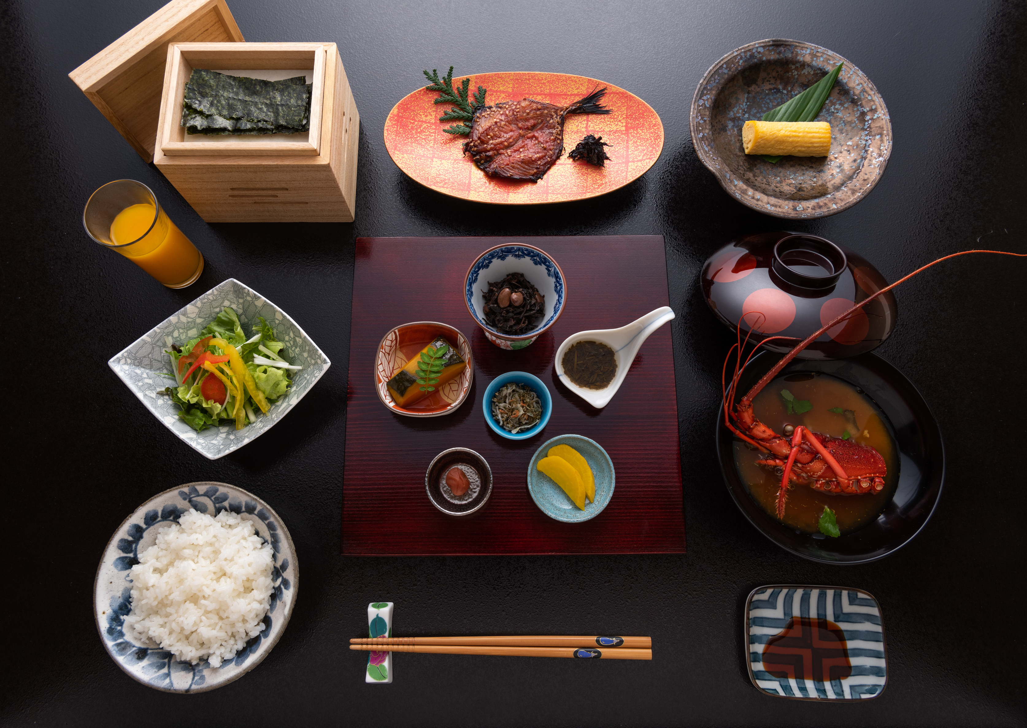 伊勢海老のお味噌汁や焼き海苔など、地元食材をふんだんに使用した朝食