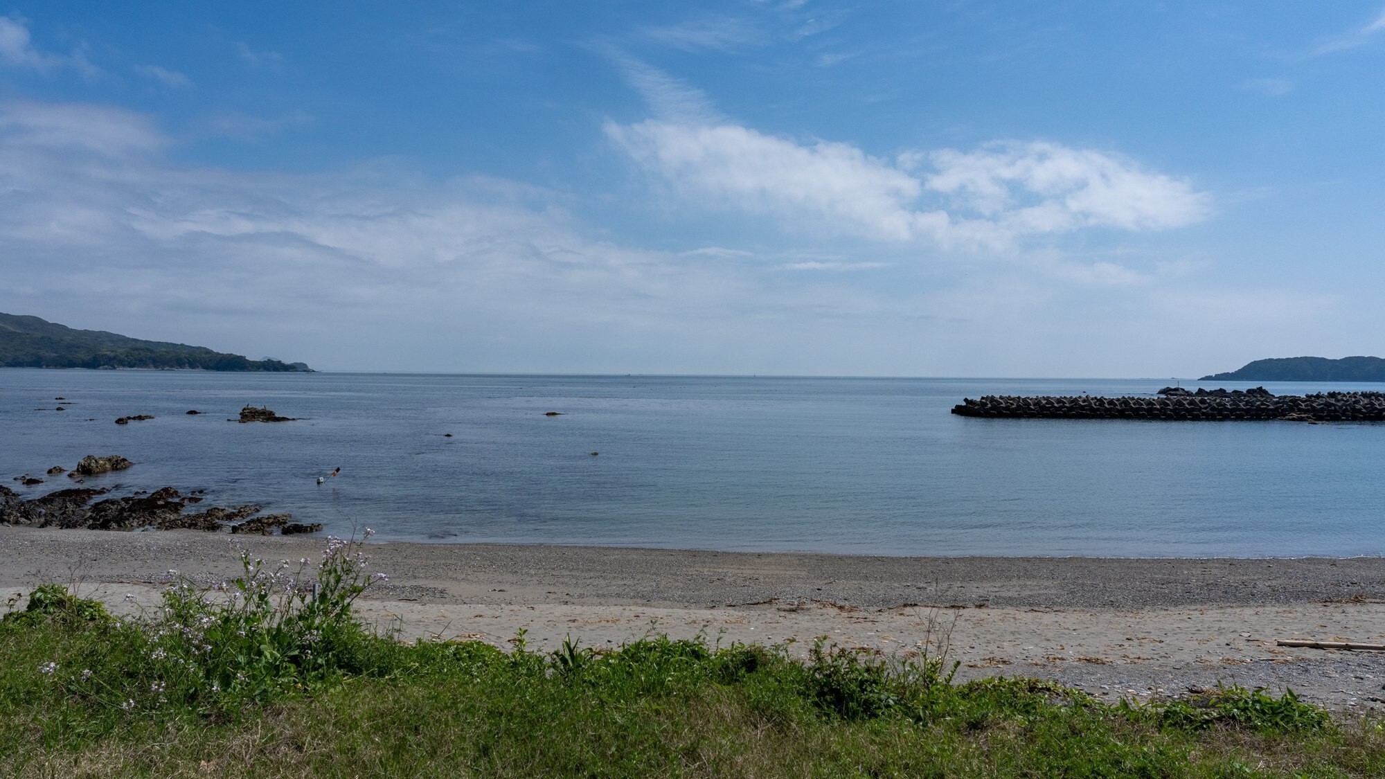 【施設周辺】目の前には安楽島海水浴場がございます。