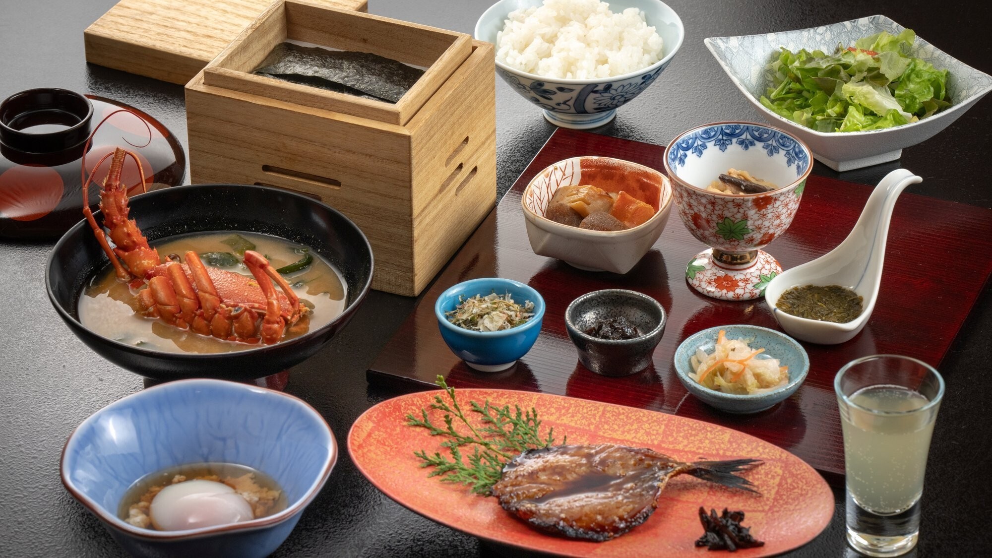 【朝食一例】焼魚や小鉢を揃えた和朝食。旅の朝をやさしく整えます。