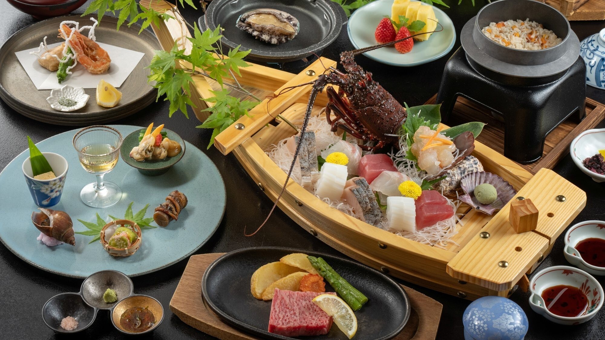 【夕食一例】特別な旅にふさわしい、伊勢海老付きの華やかな会席料理。
