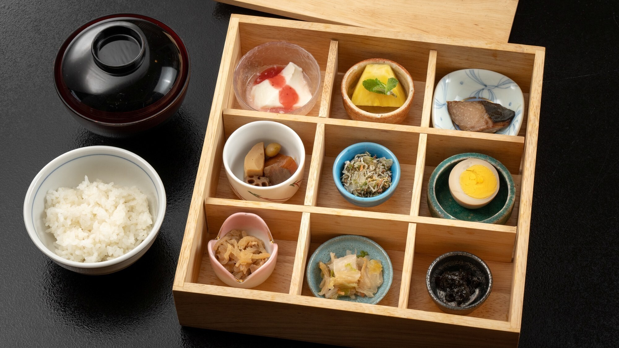 【お子様朝食】お子様にも食べやすい小鉢を揃えた、かわいらしい朝食メニュー。