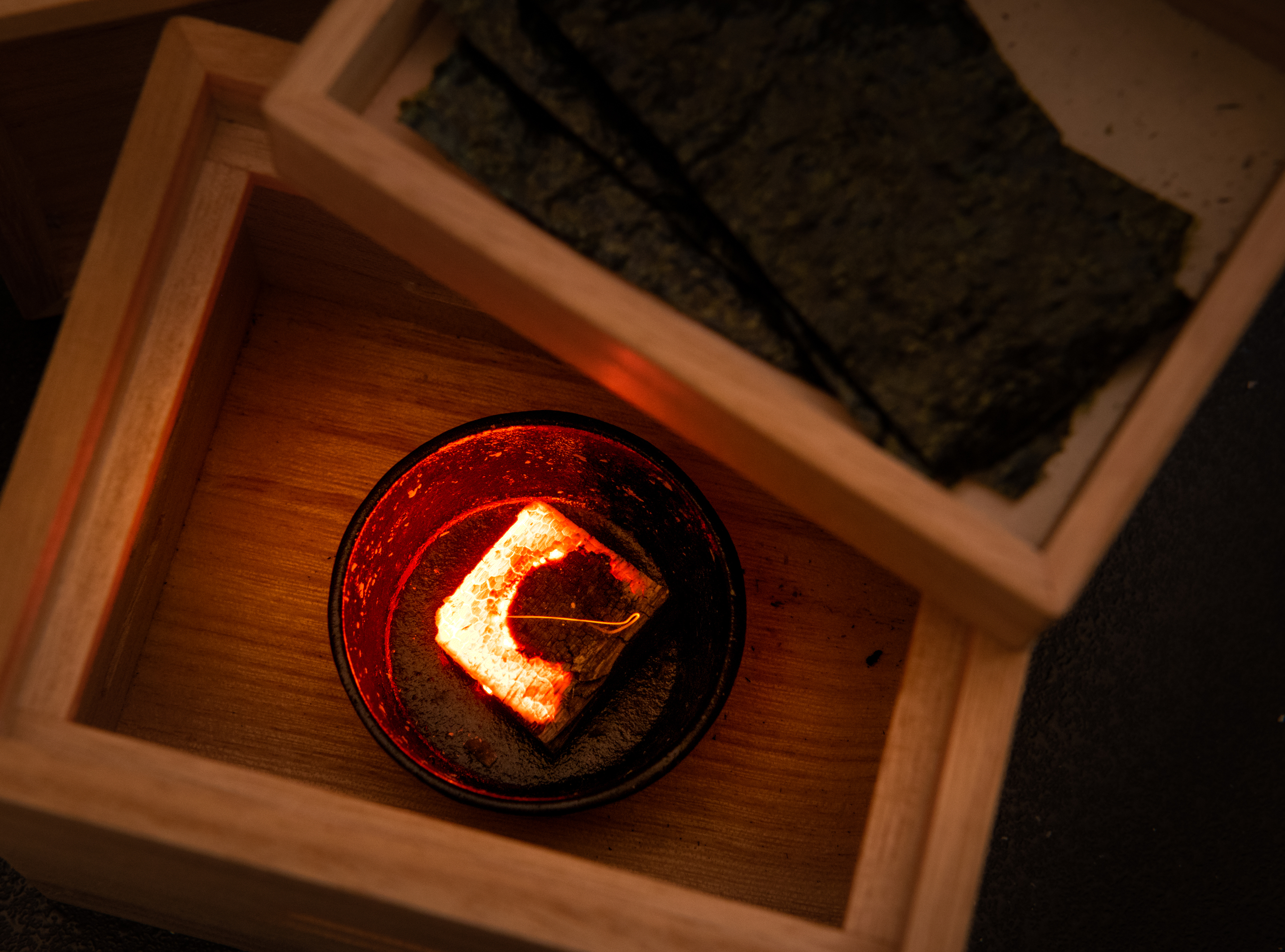 地元、安楽島産の香り高い海苔を墨で炙ってパリッと