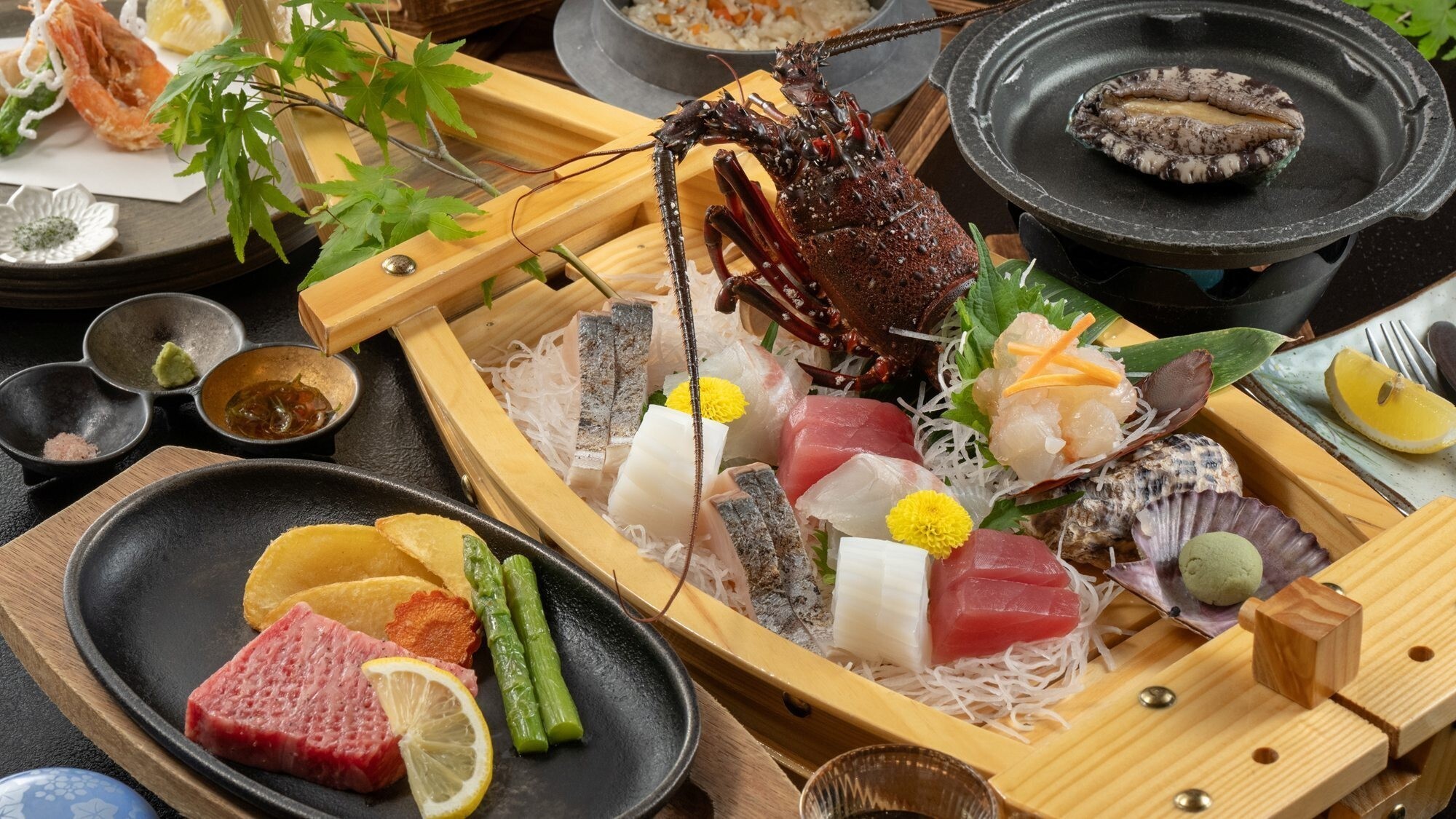 【夕食一例】伊勢海老のお造りを中心に、海辺の宿ならではの味覚をご堪能ください。