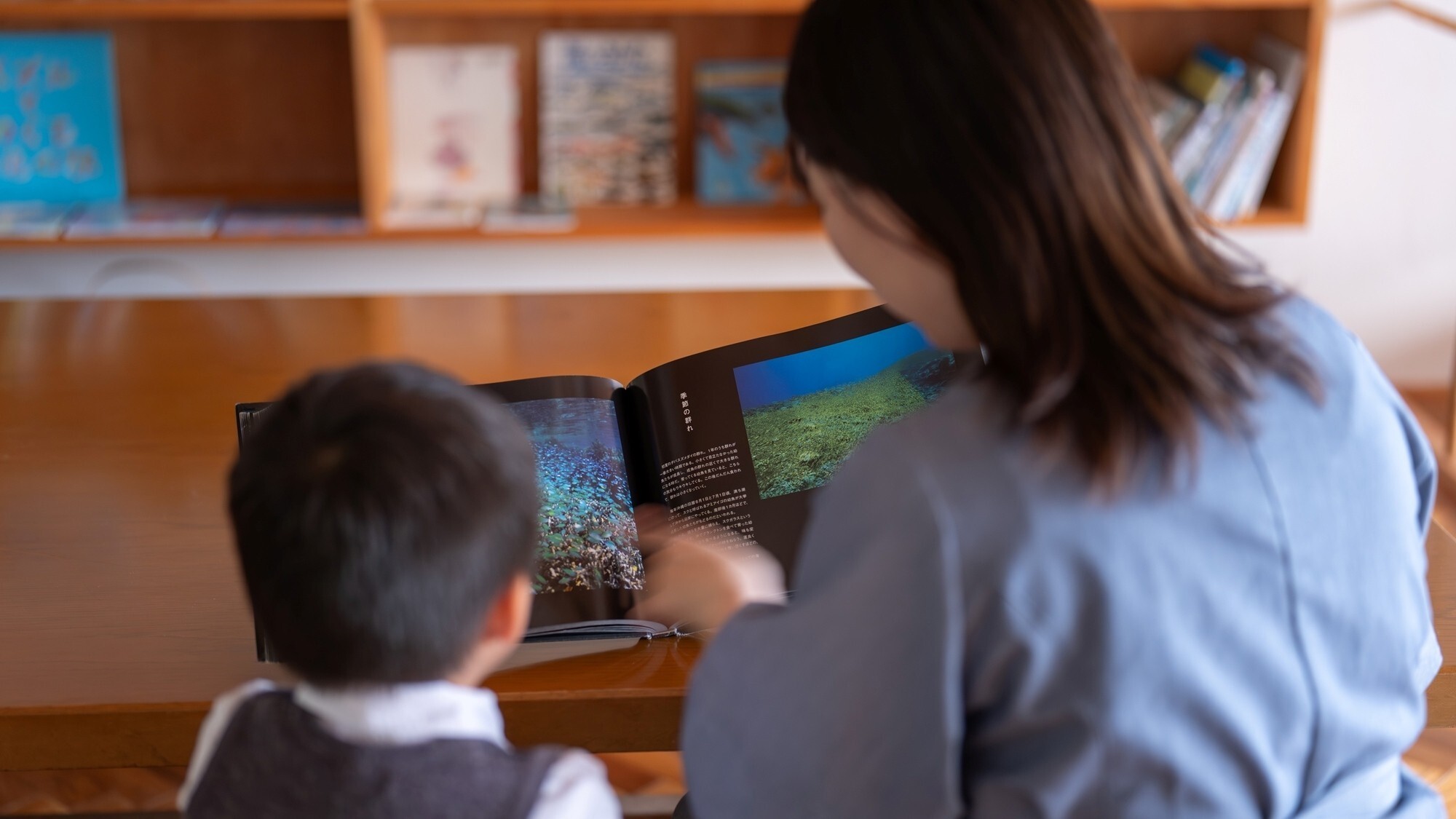 【ロビー】絵本をめくる親子の時間。旅先でも、いつものように穏やかなひとときを。