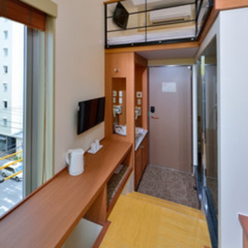 【シングルB】コーナールーム 7.75平米　バルコニーに加えテーブル側に小さな窓があるお部屋。