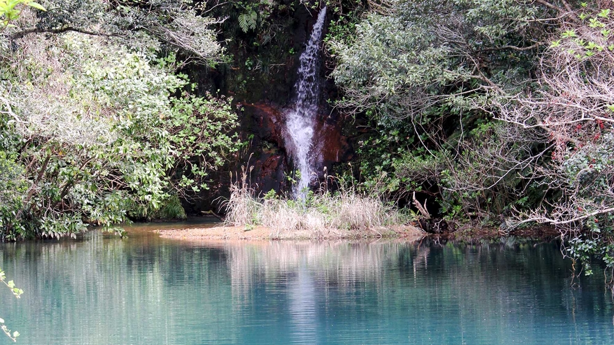 ・神秘的な硫黄沼。唐滝と合わせて三原山の人気の観光スポット
