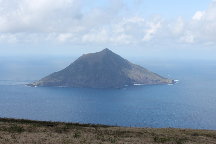 *観光：八丈小島。1969年集団離島、現在は無人島。渡島時は『八丈小島への渡島ルール』を守りましょう