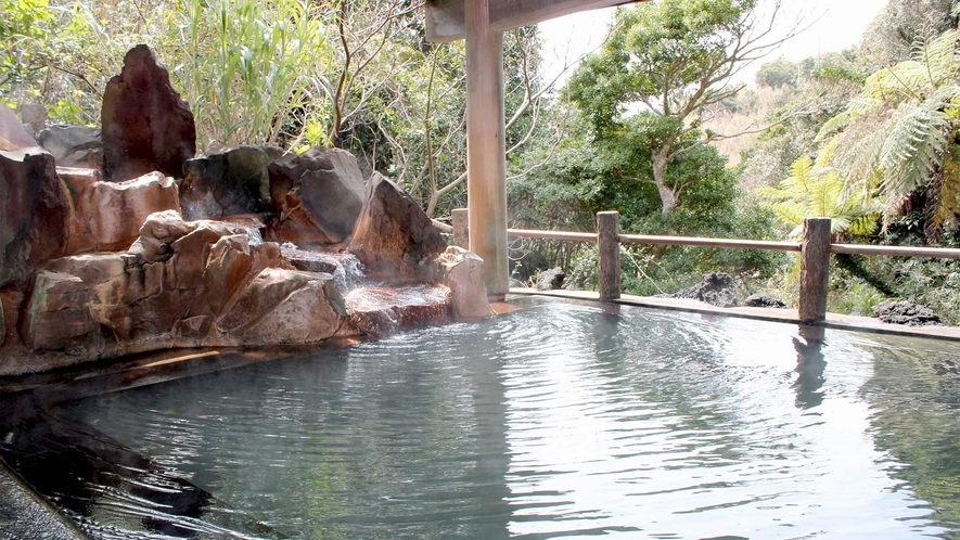 ・裏見ヶ滝温泉：島内にある立ち寄り湯。緑に囲まれた露天風呂が人気
