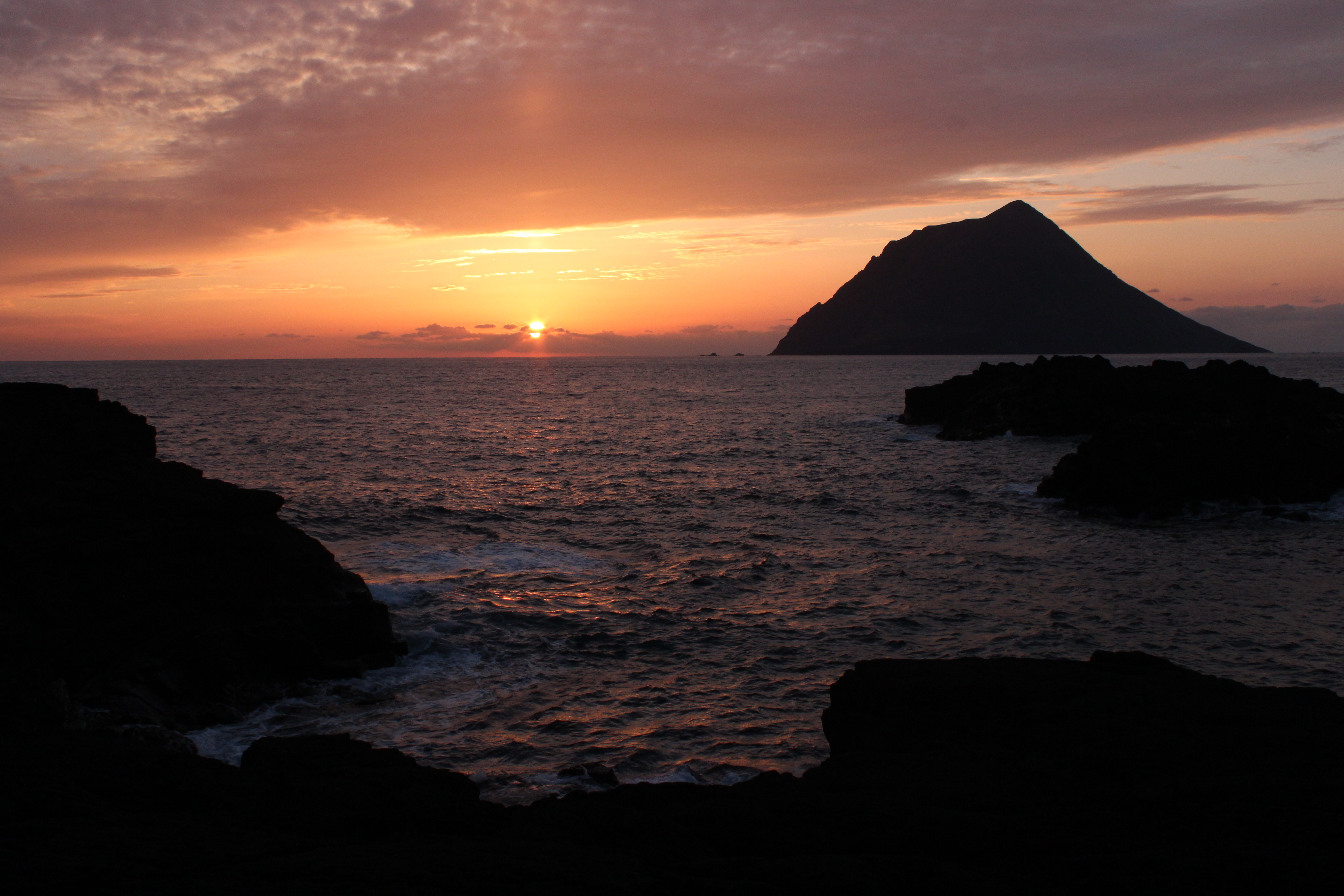 *景色：南原海岸。八丈富士の溶岩でできた南原千畳敷に近く、夕方に行けば沈む夕日を眺められます。