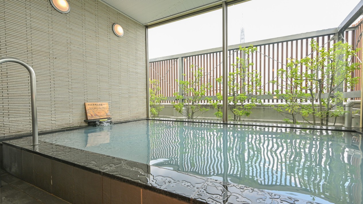 12F大浴場　乳白色のお湯をお楽しみください。