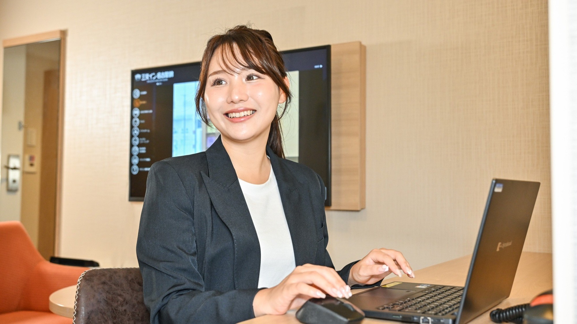 PCを広げられるデスク。ビジネスにご利用ください。