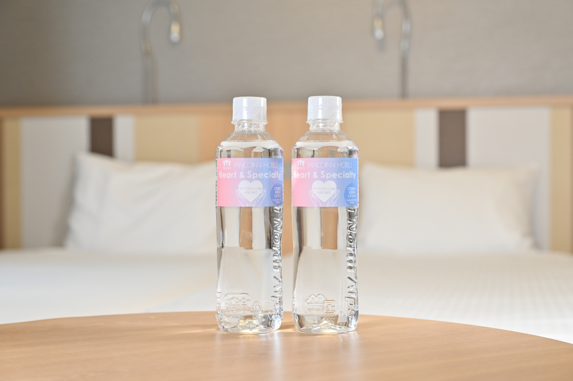 客室には飲料水のサービスがございます(初日のみ)