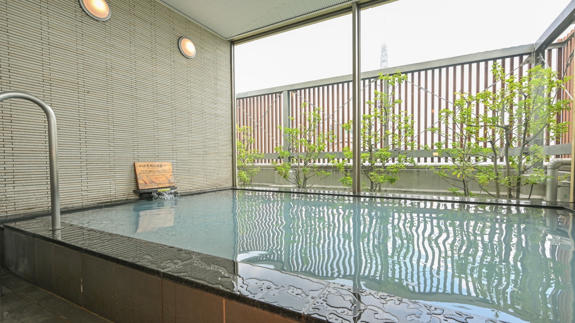 12F大浴場　乳白色のお湯をお楽しみください。