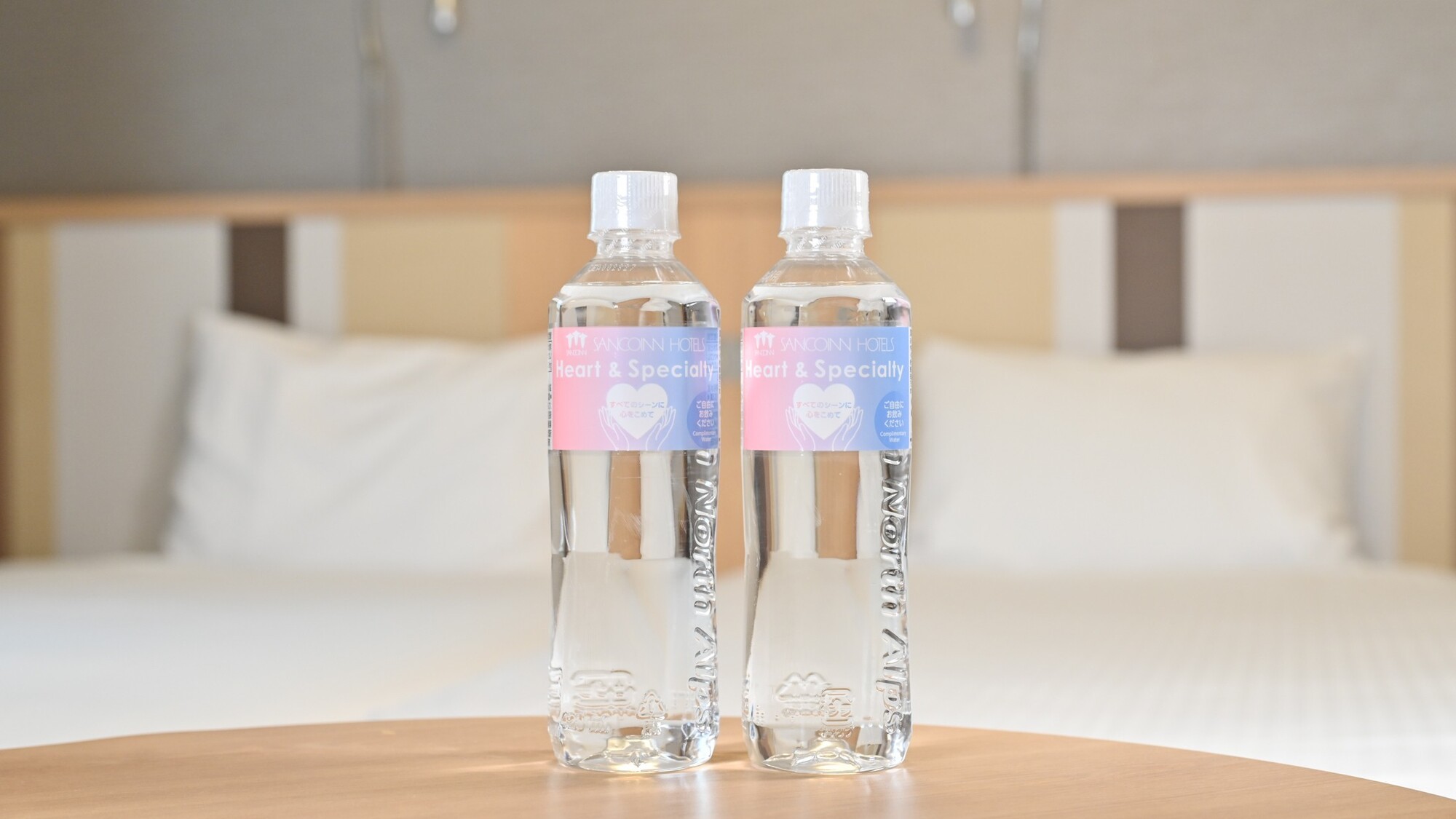 客室には飲料水のセットがございます(初日のみ)