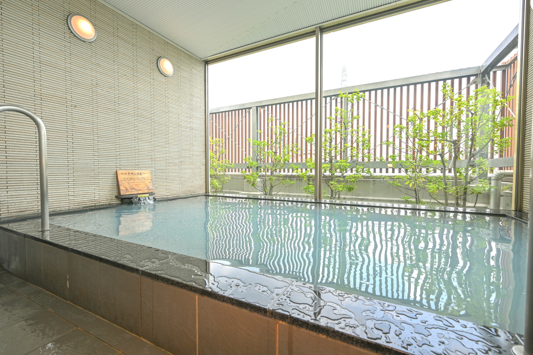 12F大浴場　乳白色のお湯をお楽しみください。