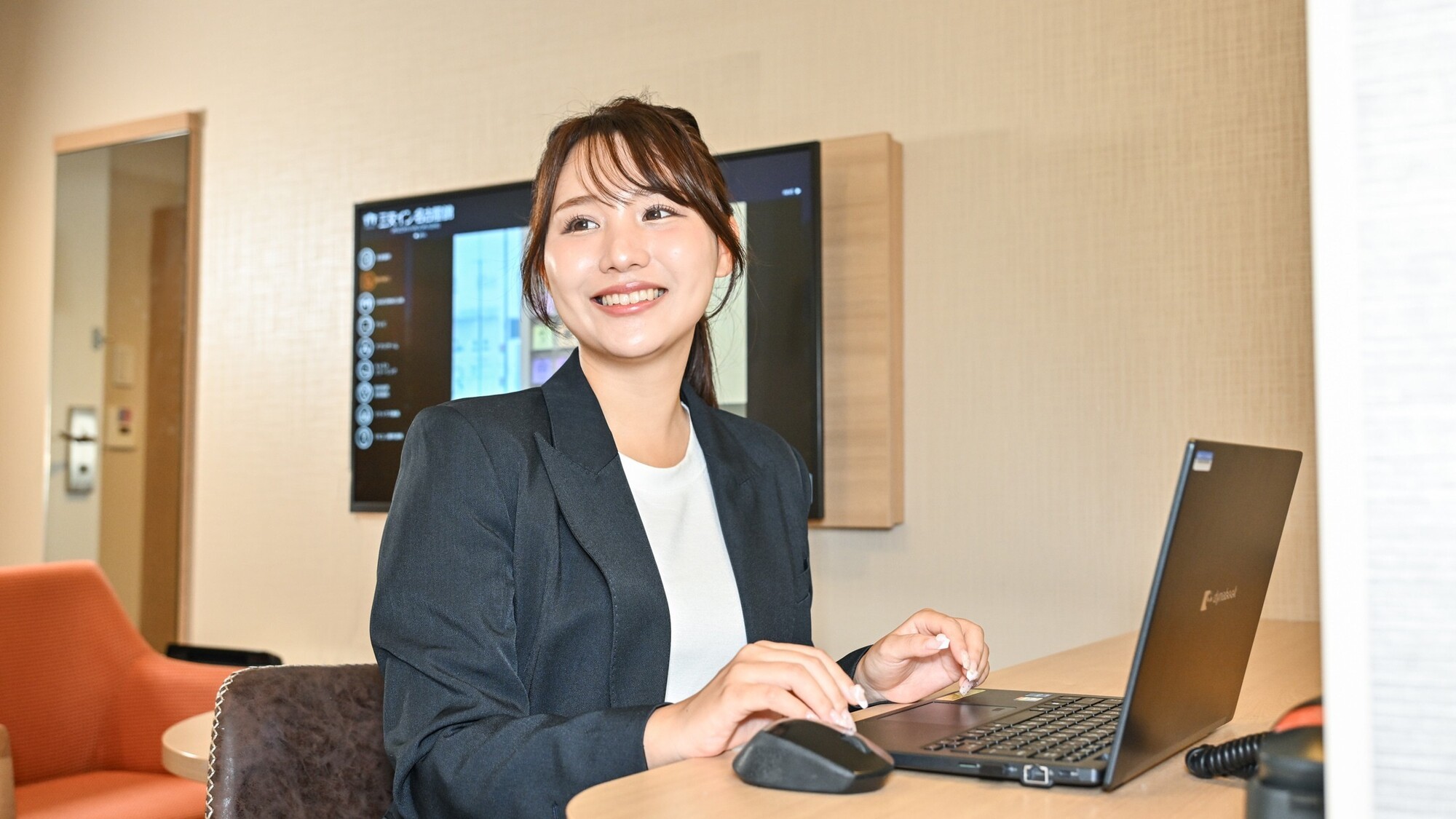 パソコンを広げられるデスク有。ビジネスにご利用ください