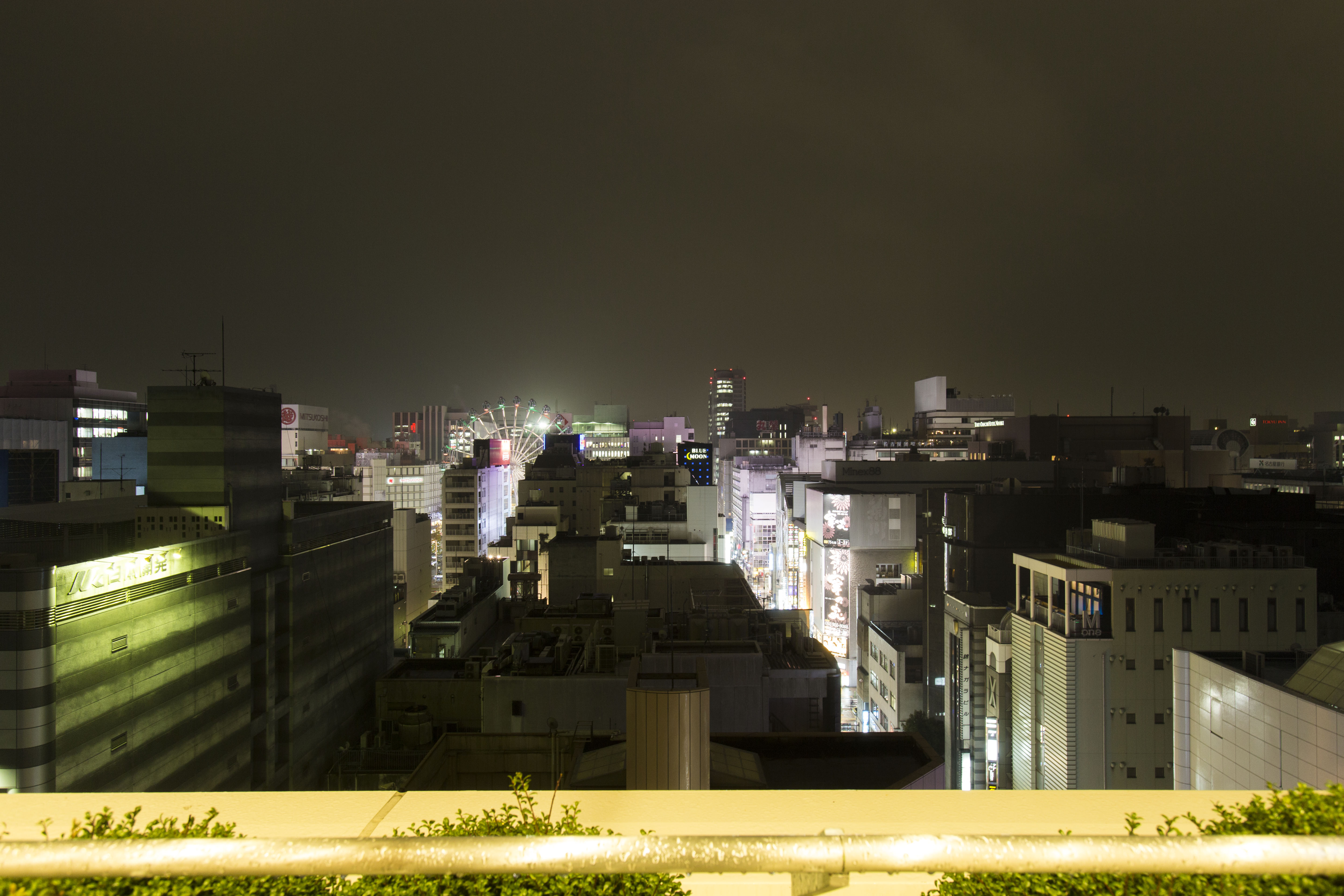 最上階のラウンジから見える栄・錦の街並みをお楽しみください。