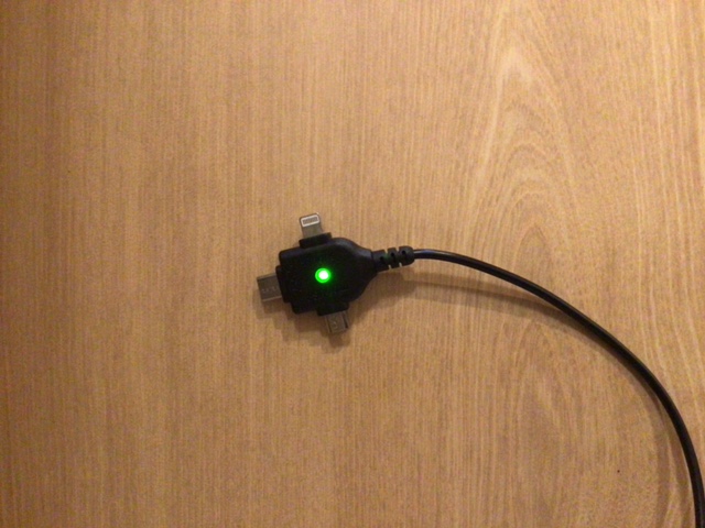 客室備え付け充電器　microUSB、タイプC、Lightningがご利用いただけます。