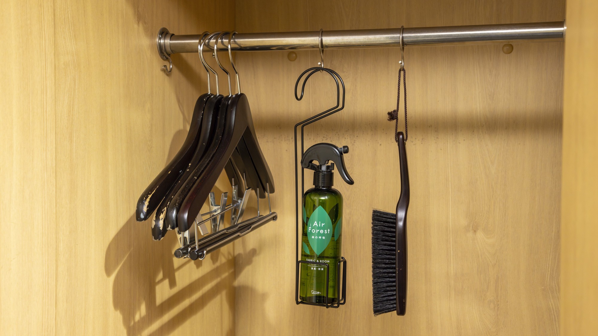 お部屋にハンガー、消臭剤、ブラシの用意がございます。
