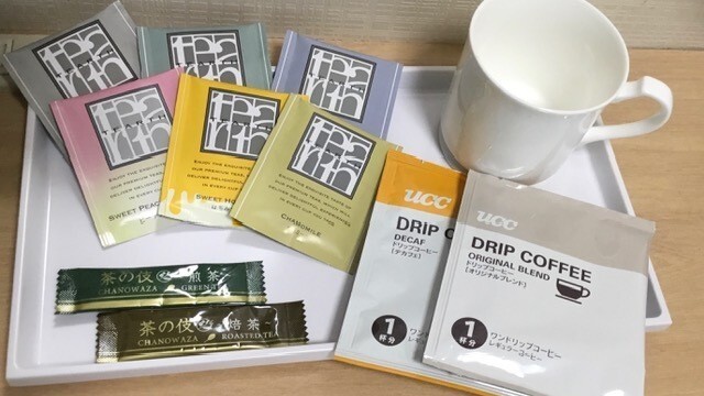 コーヒー、紅茶をご用意しております。ロビーよりお選び頂き、お部屋でお召し上がりください。