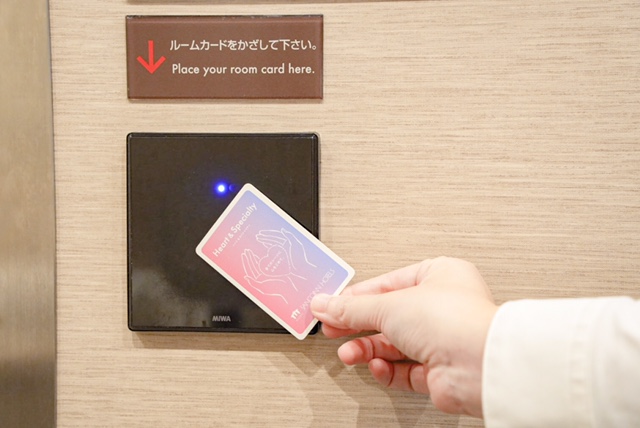 客室へ上がるエレベーターをご利用の際はルームカードをかざしてください