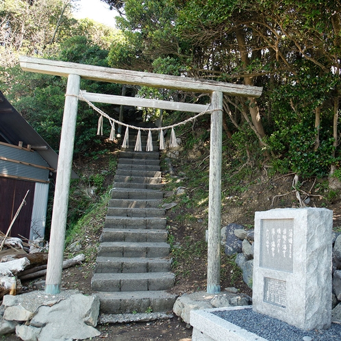 【国崎】幸せの歌碑/山の神