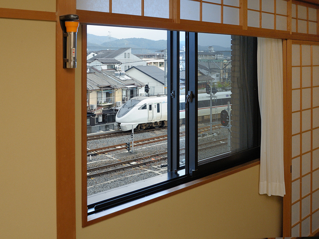 和室7.5畳　トレインビュー　和室7.5畳の客室はJRの列車を窓から眺められます。