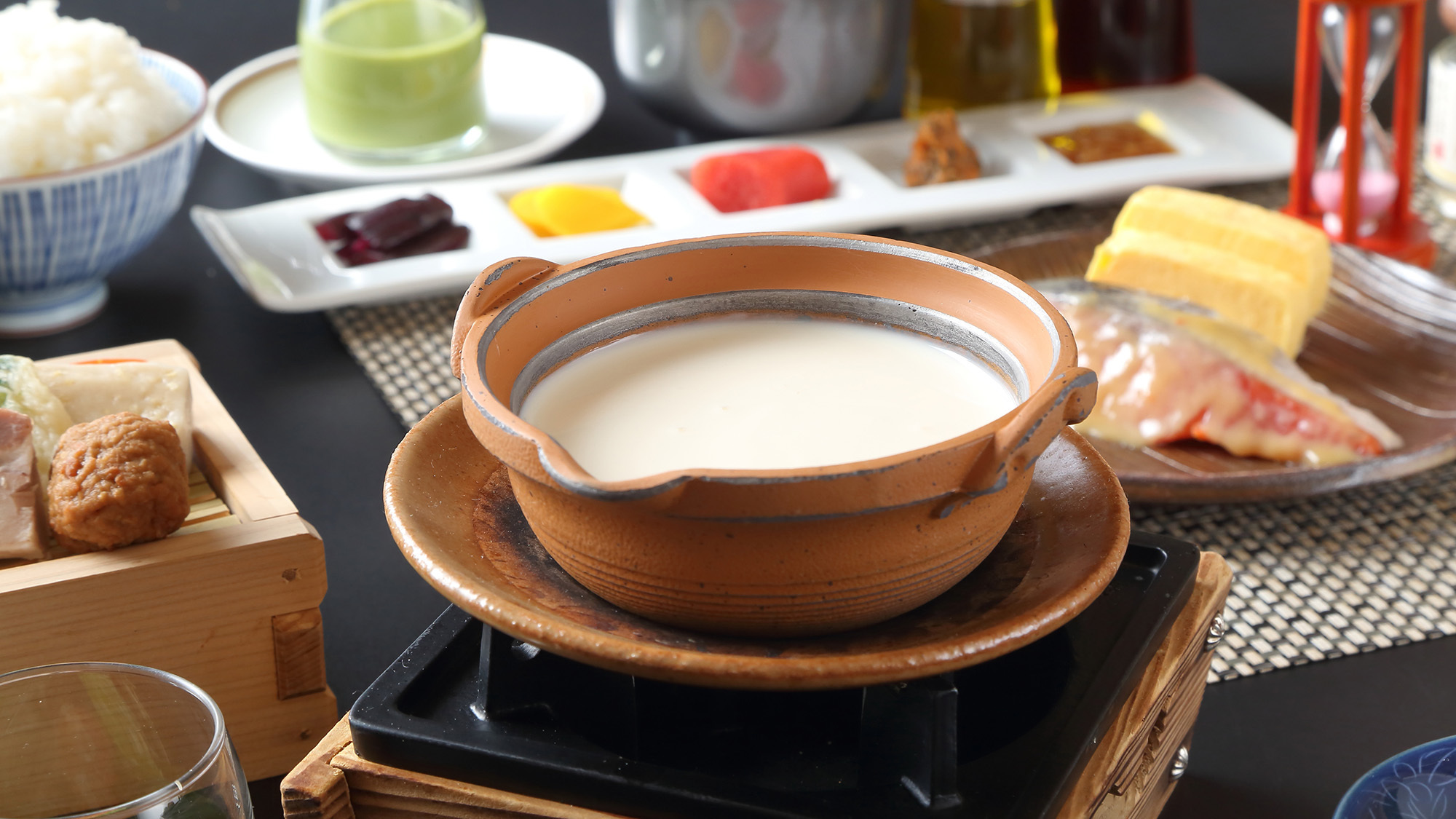 ・【レストラン：朝食一例】嵐山の老舗から仕入れた豆乳を使った出来立て汲み豆腐が好評