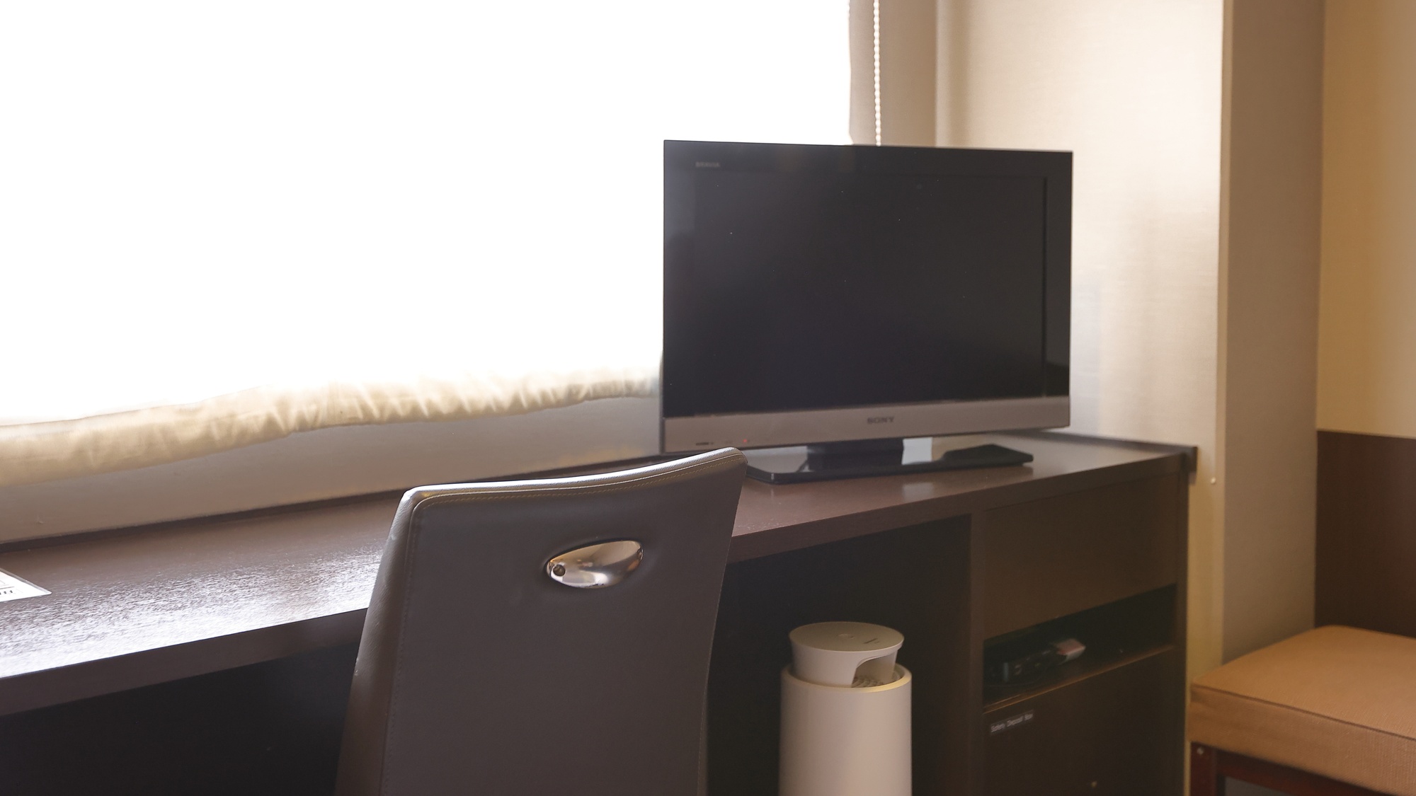 ・【ツインルーム】デスク周りにテレビや保冷庫等を設置しております
