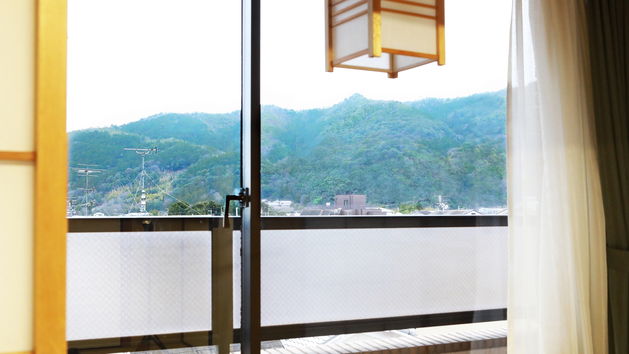 ・【和室10畳】お部屋からは嵐山の自然を感じることができます