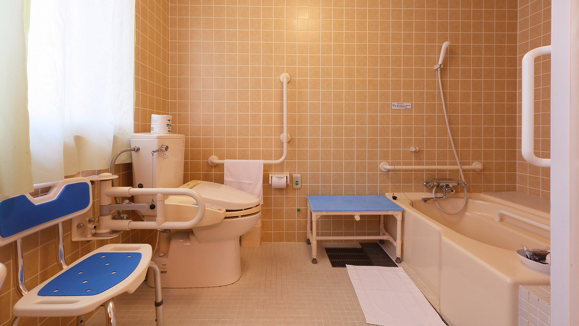 ・【ユニバーサルルーム】トイレや浴槽には手すりを設置しております