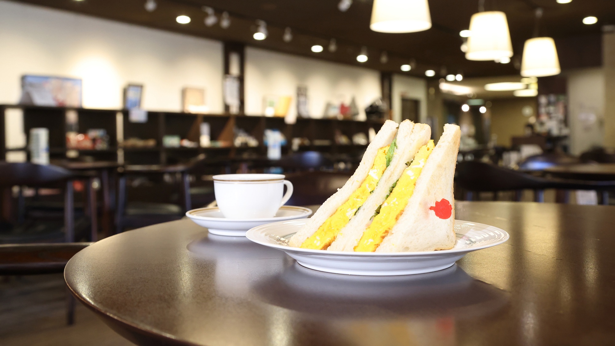 ・【カフェ：メニュー】だし巻き卵を挟んだ関西風の卵サンドをご賞味ください