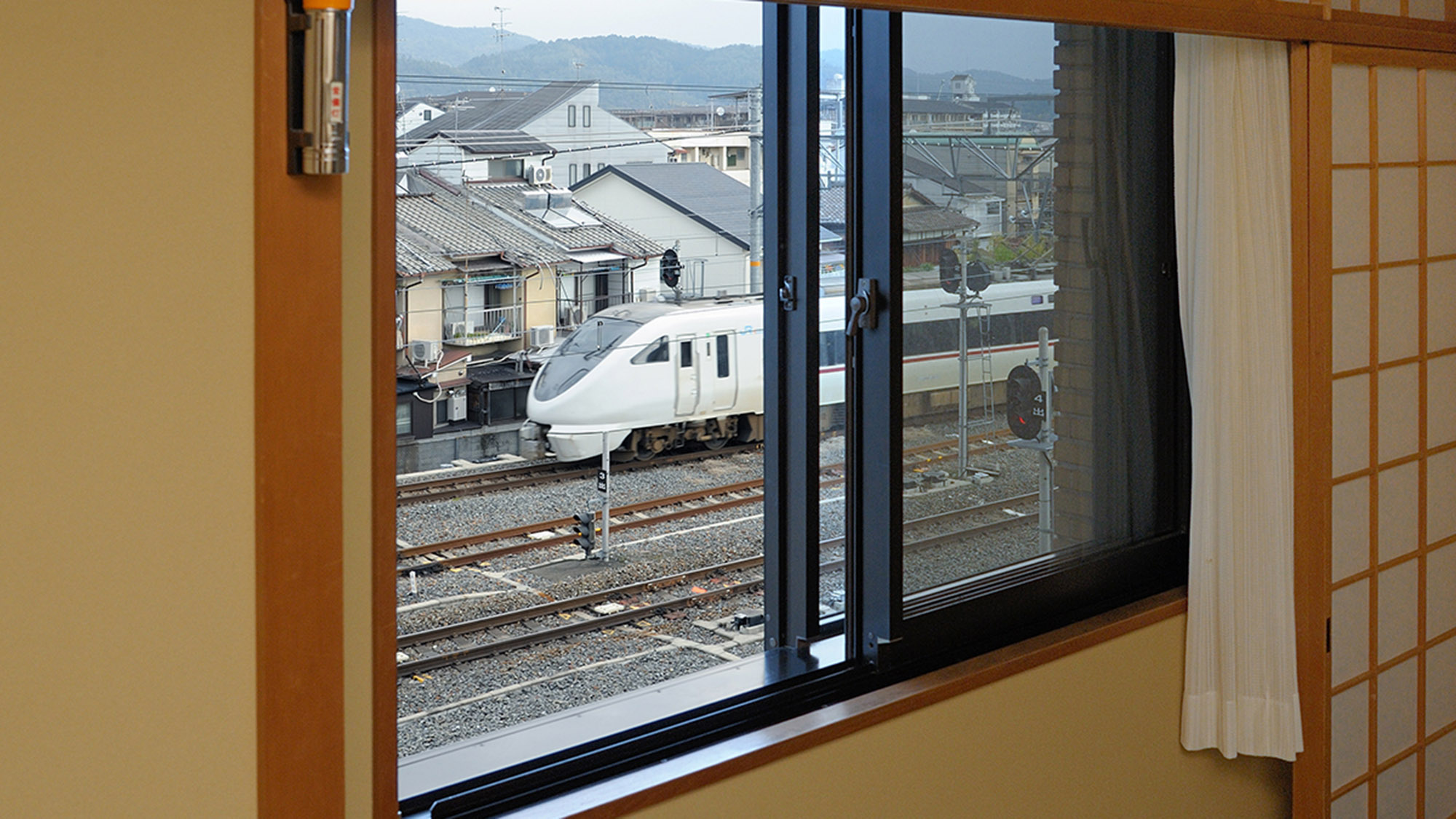 ・【和室7.5畳】窓からJRの列車を眺めることができます