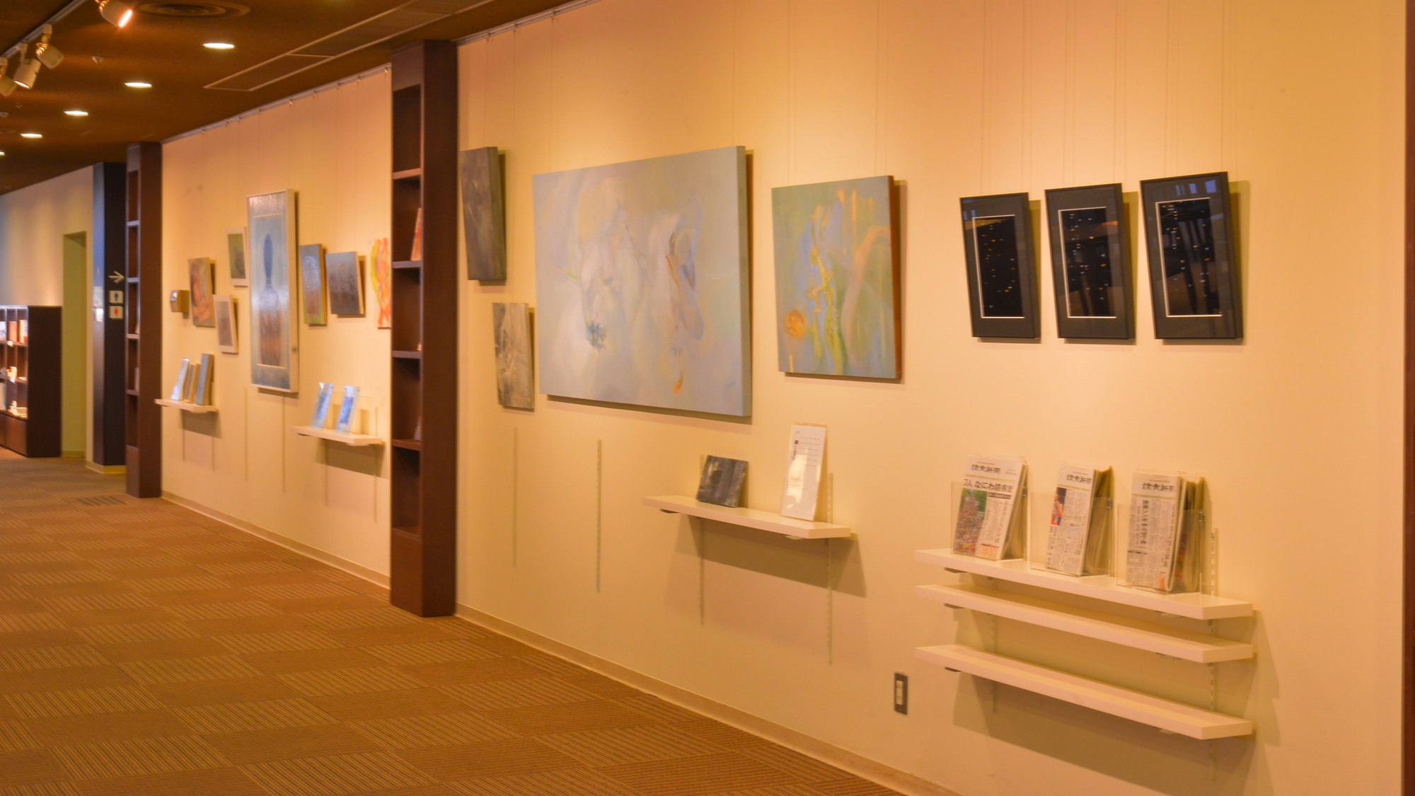 ・【カフェ】壁には地元の方や障がいのある方のアート作品を展示しております