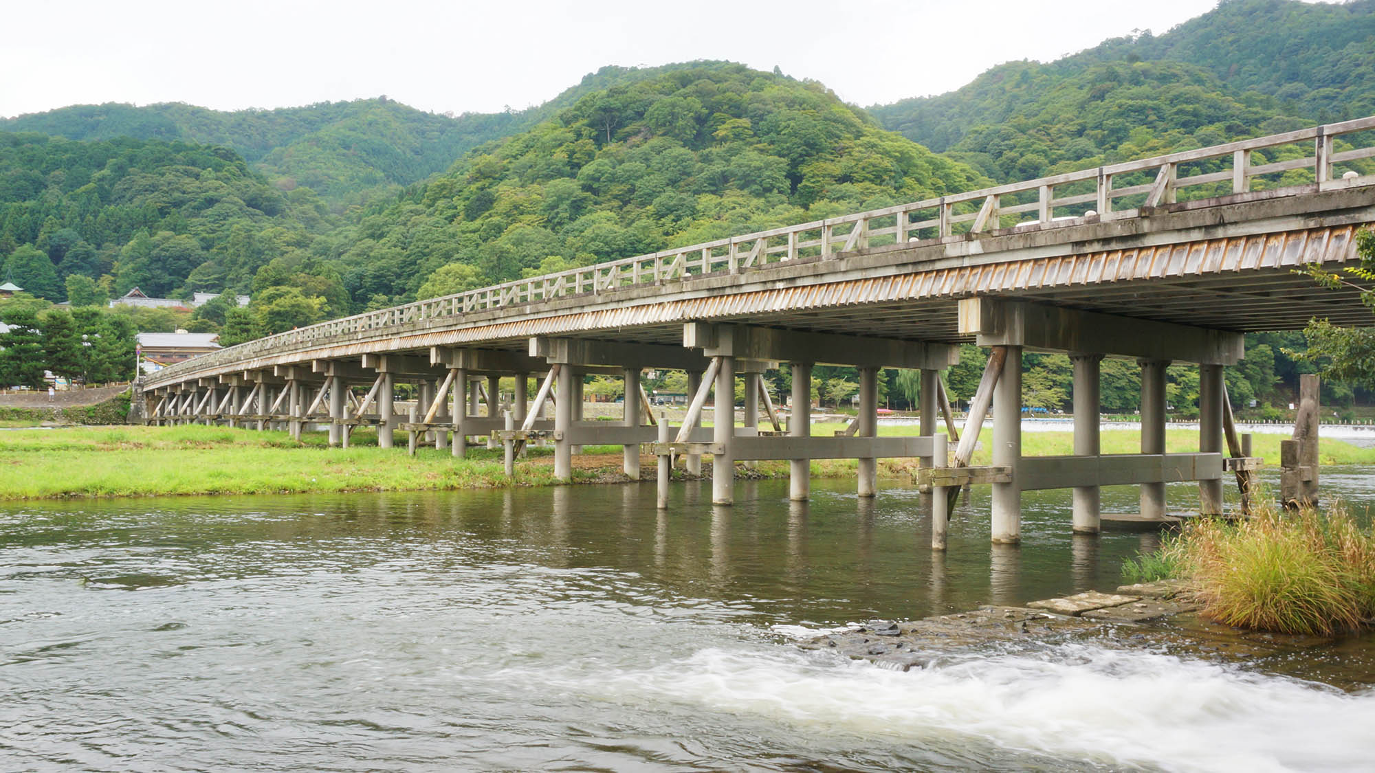 ・【渡月橋】嵐山のシンボル。全長155メートルの橋です
