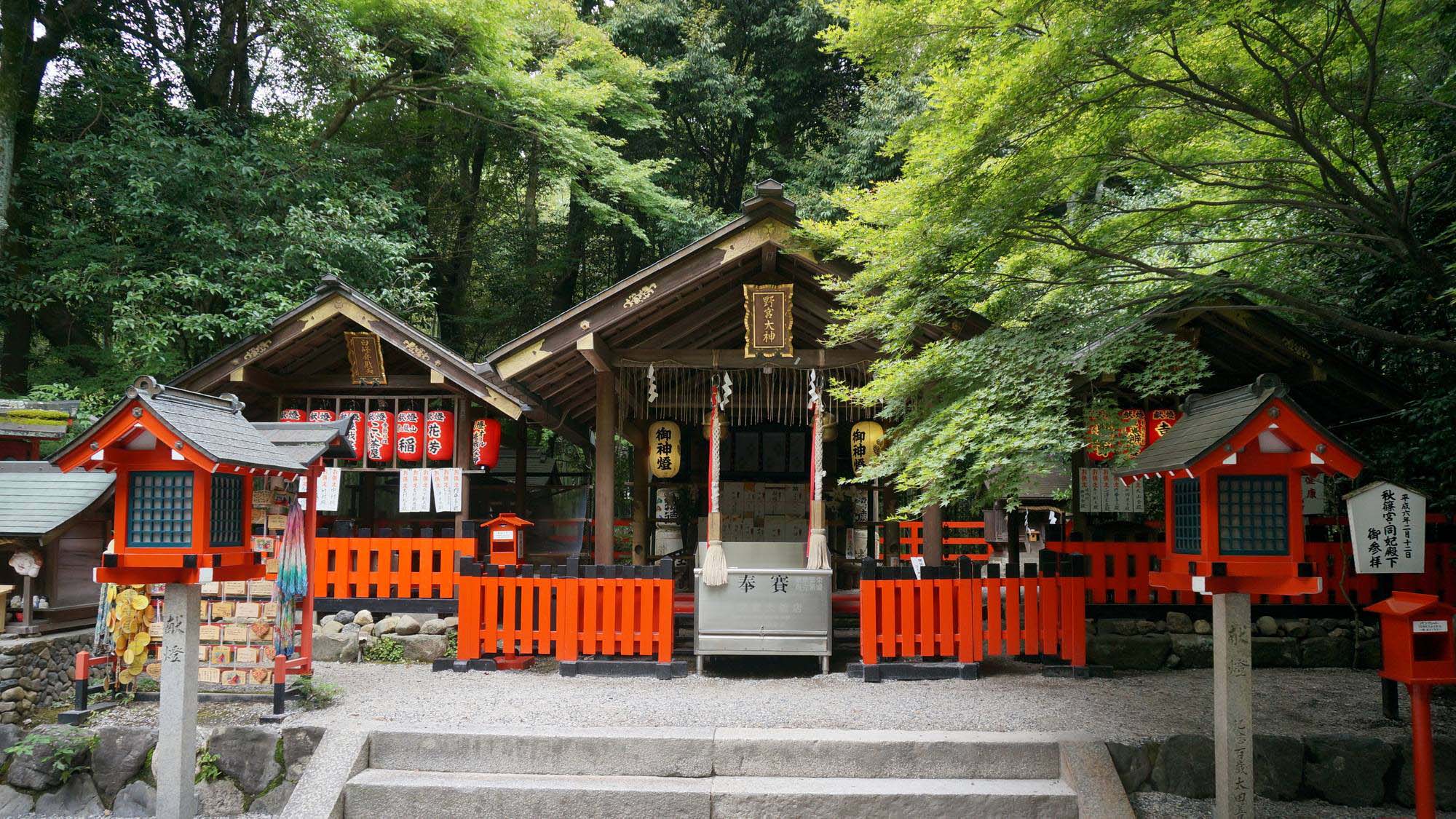 ・【野宮神社】観光スポット「竹林の小径」の道中にあります