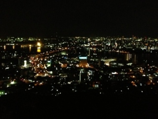 【高塔山公園（夜景）】ホテルより車で約22分