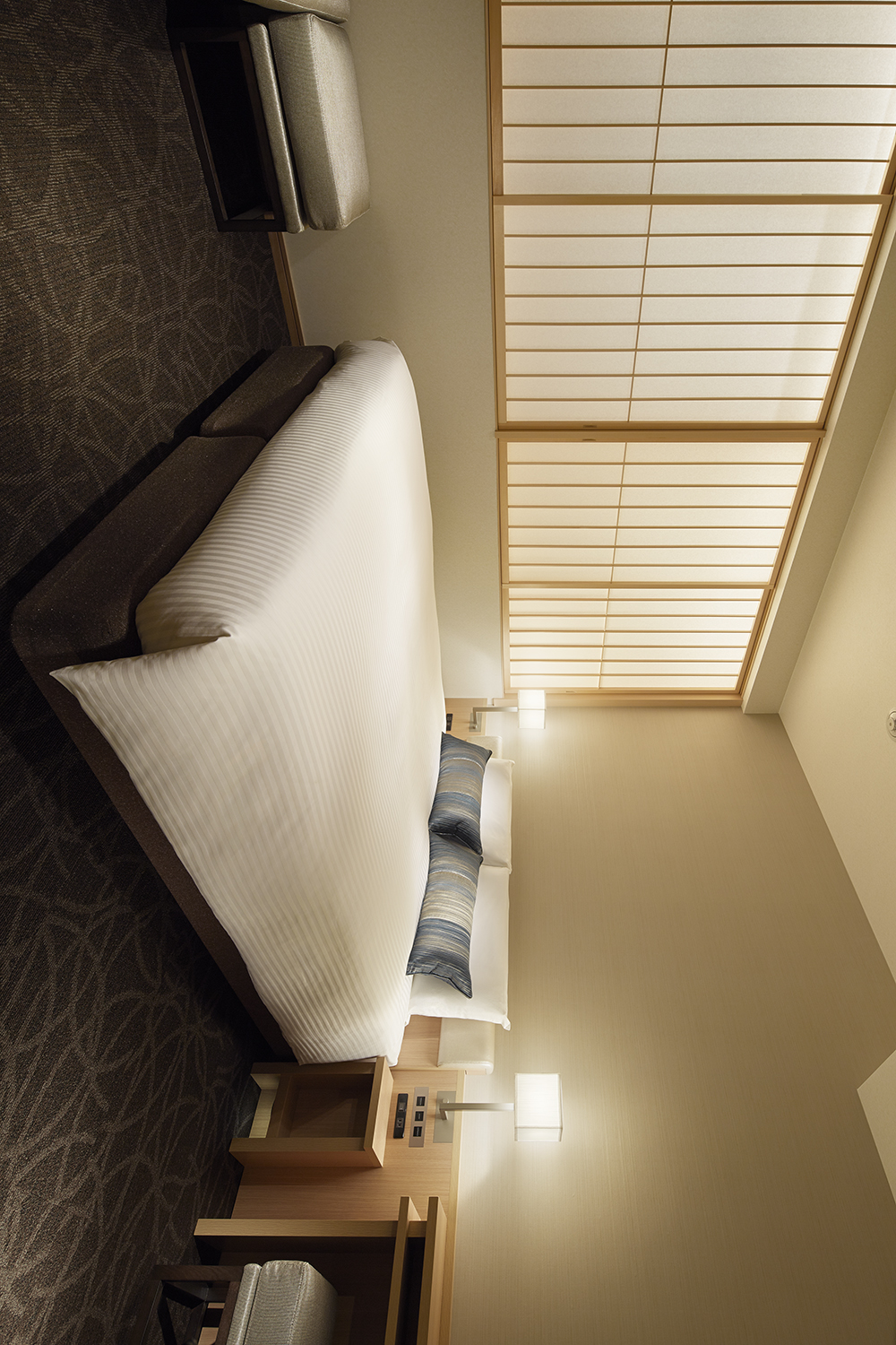 スタンダードクイーン　19~20㎡　ベッド：1,640 x 1,970mm