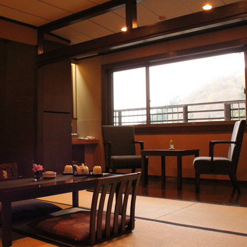 [Akebono, a Japanese-style study room] Relax and read a book in a quiet study in the forest. You can also do nothing but immerse yourself in reading.