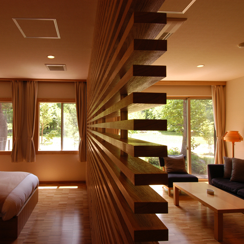 [Scandinavian-style Western-style room "Misuzu"] The warmth of the plain wood creates a soothing space. The seasonal scenery reflected in the window will also soothe your soul.