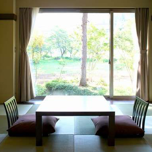 [Teahouse-style Japanese room "Azuma"] The calming teahouse has an elegant and mature atmosphere. You can enjoy the beautiful seasonal scenery from the window.