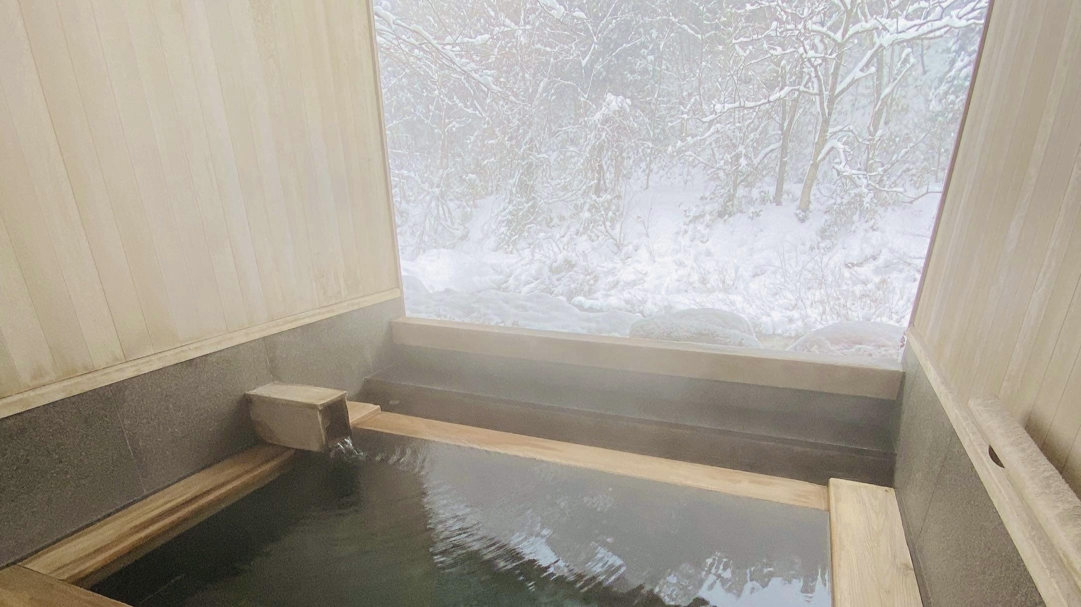 【渓流沿いにある貸切露天風呂（無料）】雪景色を眺めながら肌に優しいあったまりの温泉を満喫